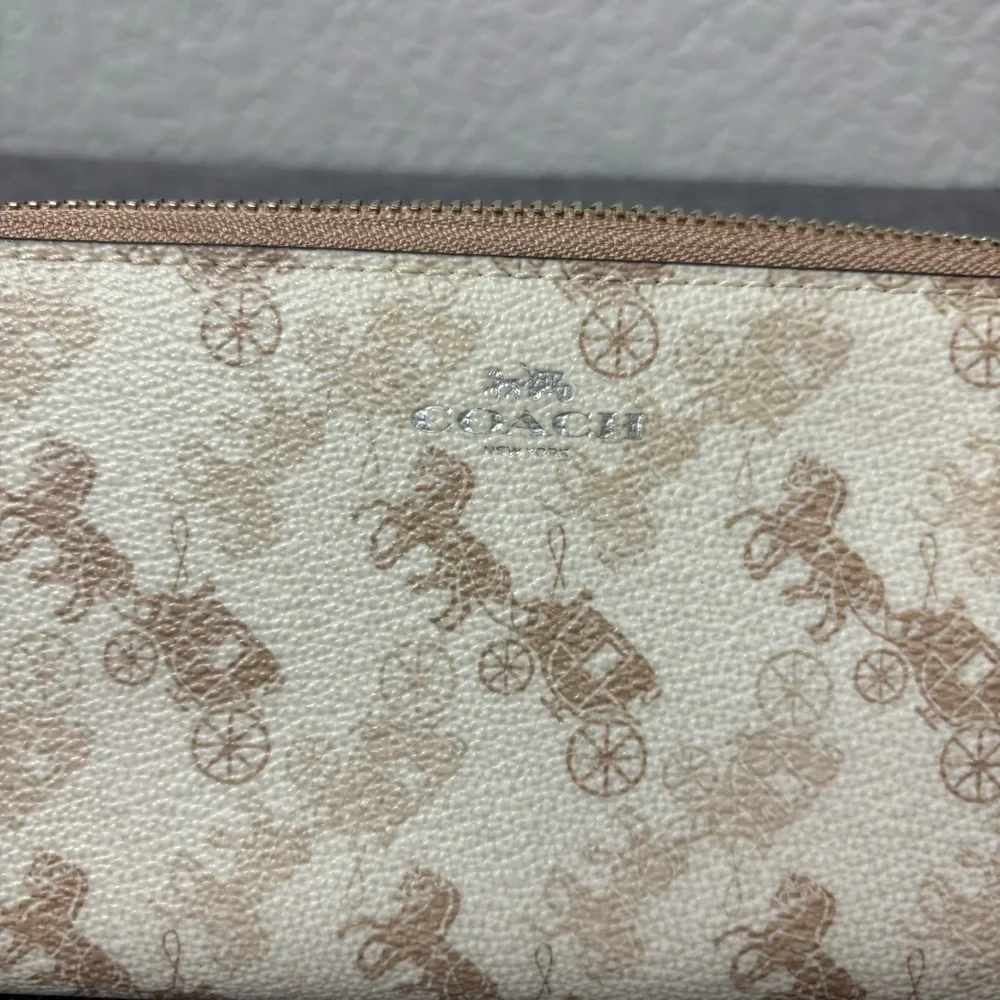 NWT COACH SLIM ACCORDION ZIP WALLET WITH HORSE AND CARRIAGE PRINt CREAM BEIGE - Picture 4 of 11